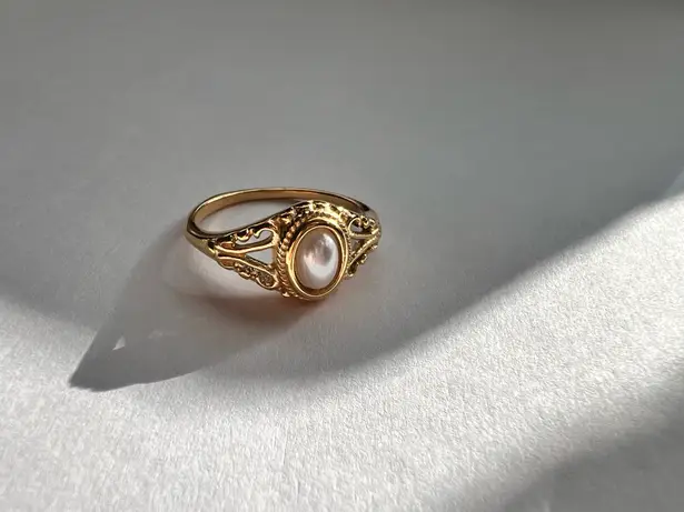 Size 8 Victorian pearl gold ring size 8 with engraving details