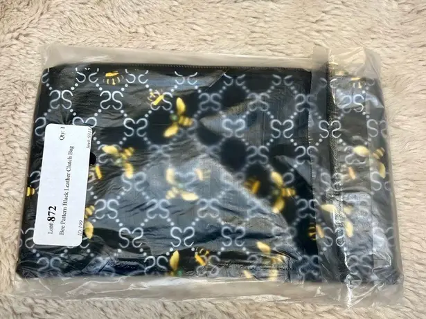 NWT Black Bee Pattern Zippered Clutch Wristlet Pouch