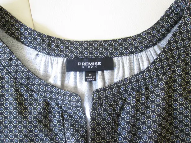 Premise Studio V-neck Top - Size Medium