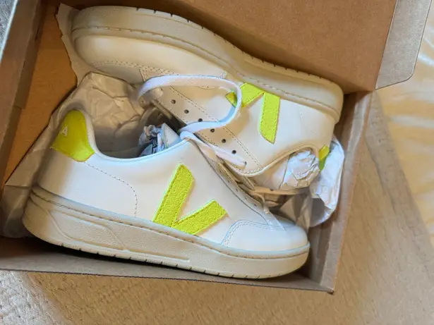 VEJA NIB Size 7  V-12 Jaune Fluo