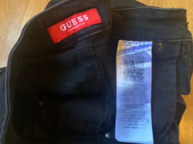 Guess Distressed knee Skinny Jeans size 27