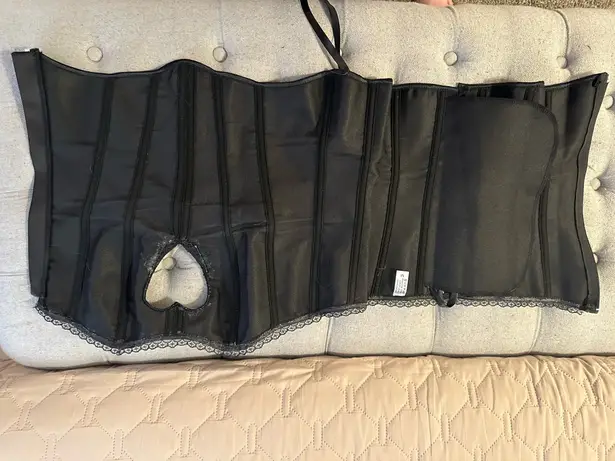 Sabrina Carpenter Black Rhinestone Heart Cut