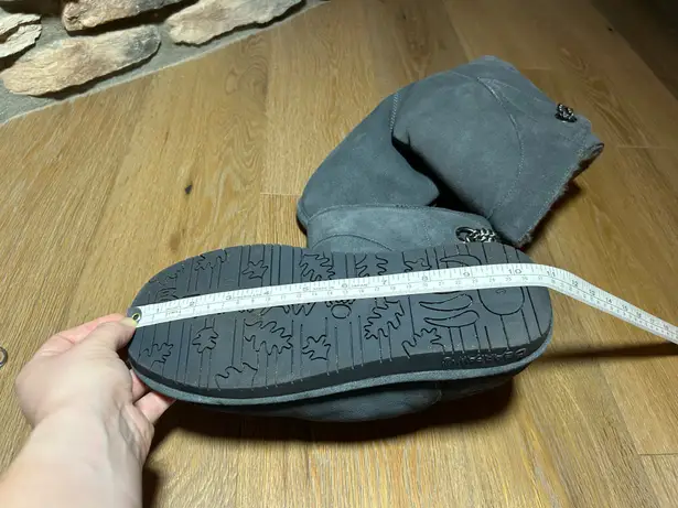BEARPAW Size 9  fuzzy boots