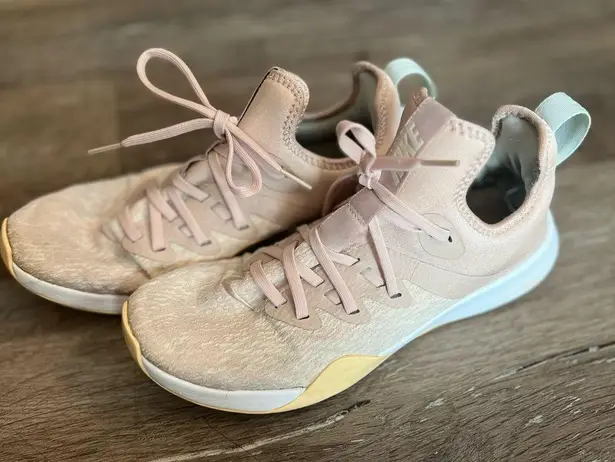 Nike  Foundation Elite TR Women
10 Particle Beige Pink