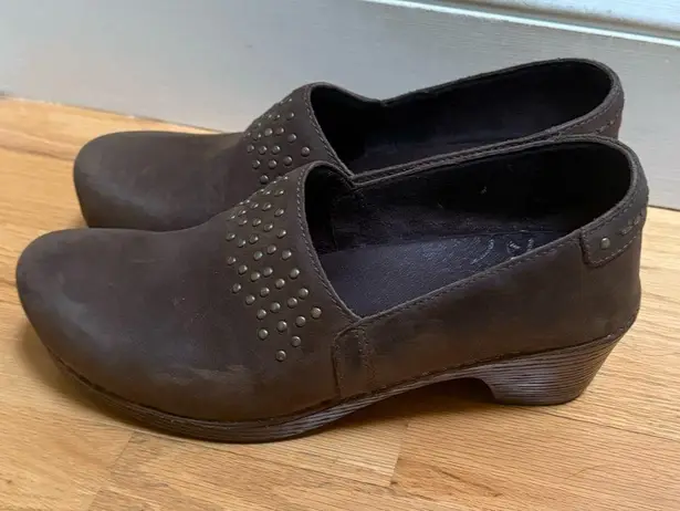 Dansko Mavis Brown Nubuck Leather Studded Slip On Clogs Shoes Size 39 US 9