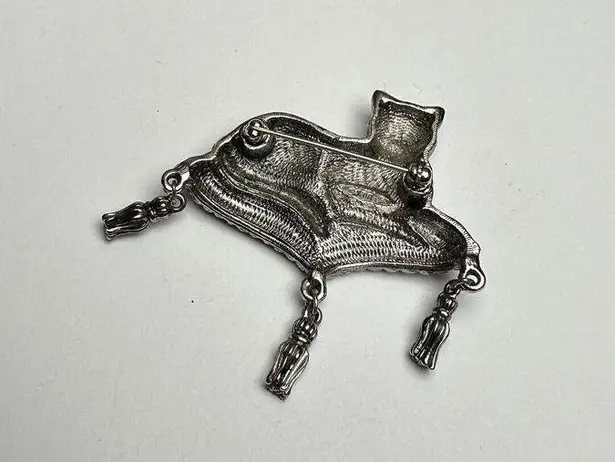 Avon Kitty Cat On Tasseled Pillow Charms Brooch Pin Green Rhinestone Silver