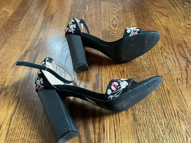 Charlotte Russe Flower Detail Black Heels size 7