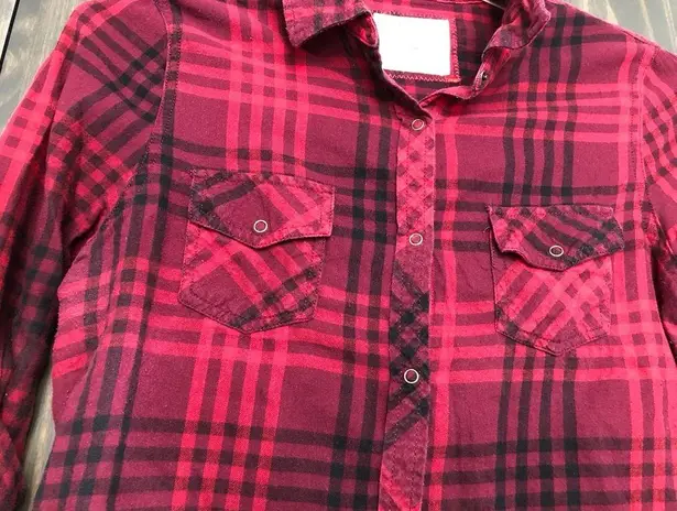 Arizona Jeans Arizona red and black flannel button down shirt