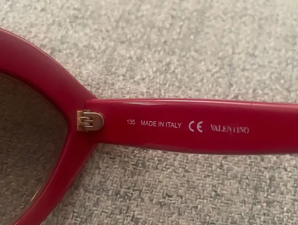 Red Valentino Authentic Valentino V689S Red/Gold “Lips” Sunglasses