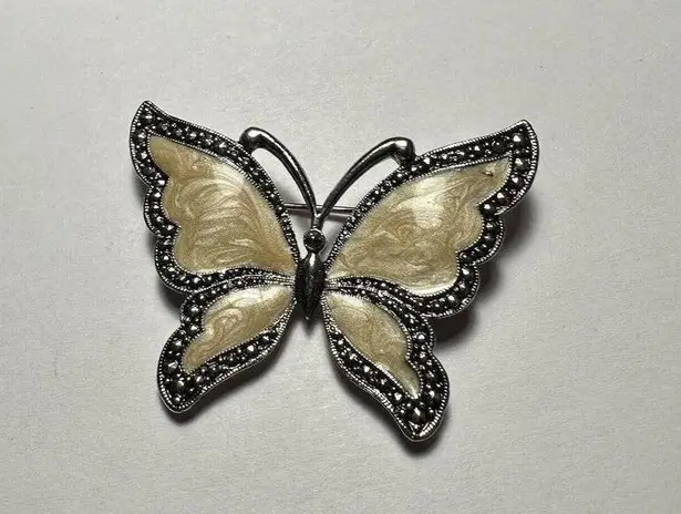 Avon Whispering Wings Enamel Butterfly Insect Cream Enamel Gold Tone Brooch Pin