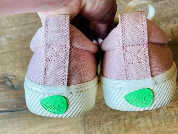 Cariuma Oca Low Canvas Sneakers in Rose Pink Size 7