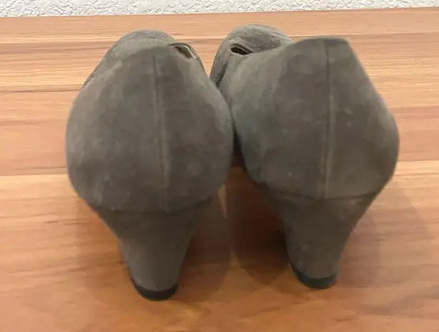 Salvatore Ferragamo Vintage DE 17085 149 Olive/Gray Suede Low Heel Pumps Size 6