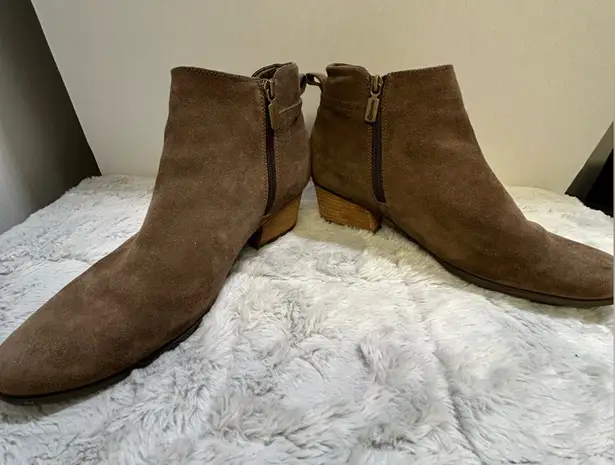 Blondo Tan Suede Chukka Boots