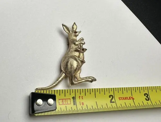 Avon Kangaroo With Baby In Pouch Gold Tone Brown Rhinestone Brooch Pin Signed