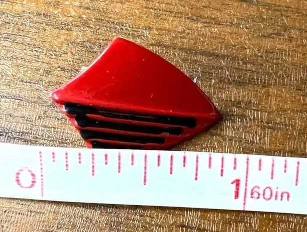 Boutique Vintage Womens Retro Shield Shape Stud Earrings 70s 80s Metal Red Black