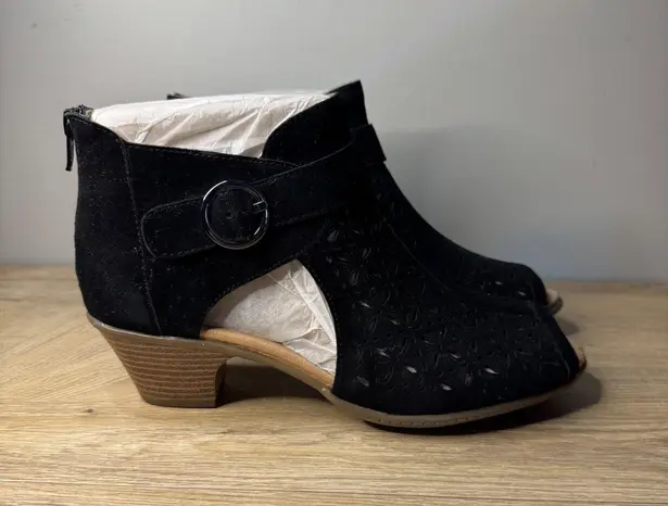 EARTH Black Suede Peep Toe Cutout Booties Ankle Block Heel Boho Chic Comfort Size 8.5