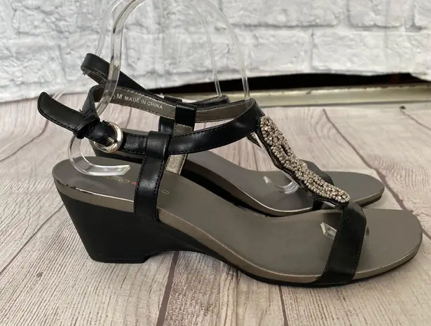 Bandolino women 8.5 open toe wedge sandals w/back strap closure black & silver