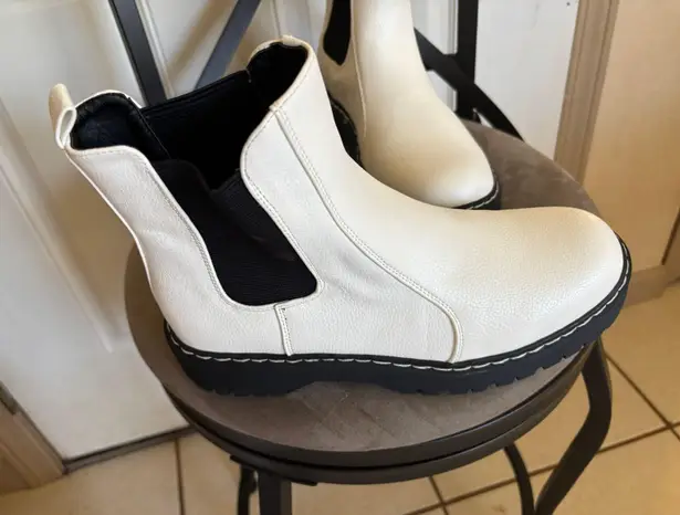 Sincerely Jules NWOB 8.5 White Boots