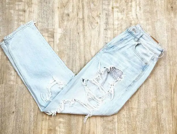 American Eagle  High Rise Distressed Mom Jeans Light Wash Denim 6