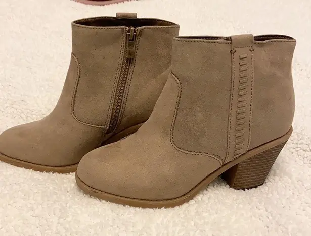 Jessica cline Baylee Booties Womens 7W Beige Side Zip Block Heel