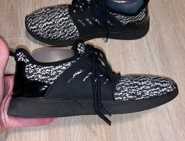 Black & white comfy athletic sneakers woman’s 9