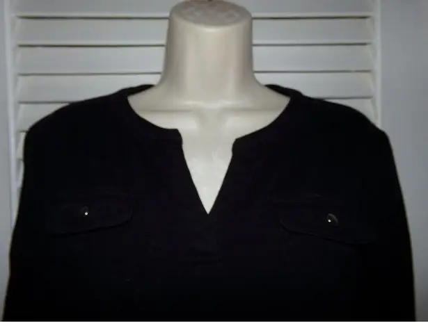 kim rogers  Petites black w/silver buttons knit top PL EUC