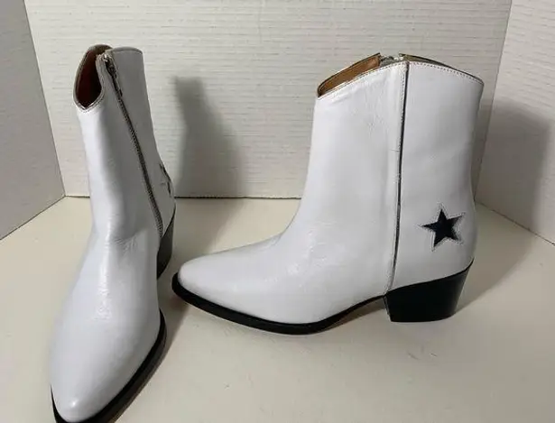 Thursday boot Company, white and silver ankle, cowboy boots with star. 6.5