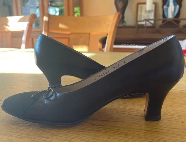 Salvatore Ferragamo Ferragamo black pumps Sz 8 very good condition Made in Italy