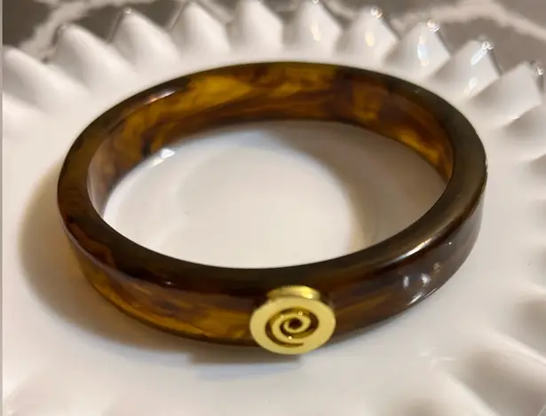 Tortoise Brown Bracelet with Gold Spiral detail
Classic minimalist accessory