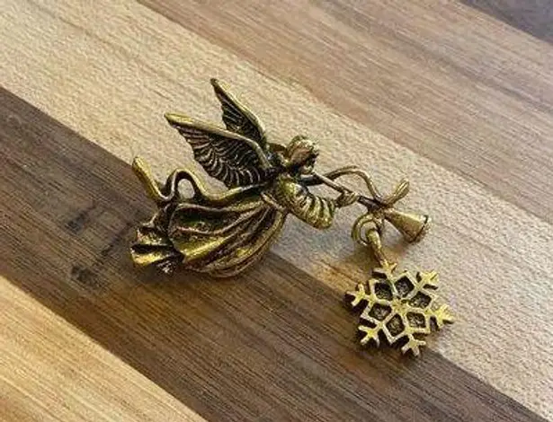 Vintage Camco Angel Blowing Horn With Snowflake Winter Christmas Gold Tone Pin