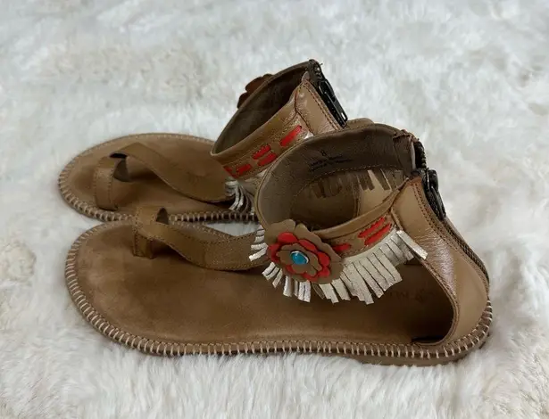 Manitobah Mukluks Wasaga Ankle Sandal Light Brown Red Tan Fringe, 8