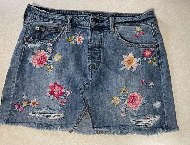 American Eagle  OUTFITTERS Blue Washed Embroidered
Denim Mini Pure Cotton Skirt 8