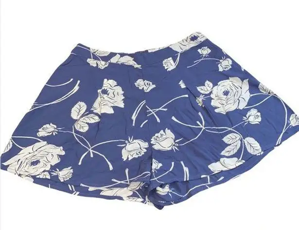 Amuse Society  Floral Periwinkle & Cream Shorts