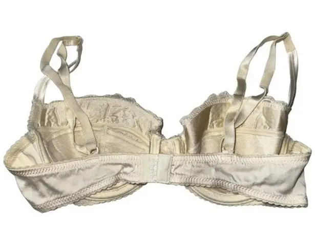Nina Ricci Paris Women’s Size 32 C Cream Ivory Lace Lightly Padded Bra