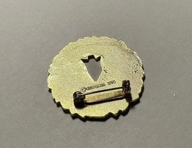 Signed Centennia 1979 Enamel Wreath Christmas Holiday Gold Tone Brooch Pin