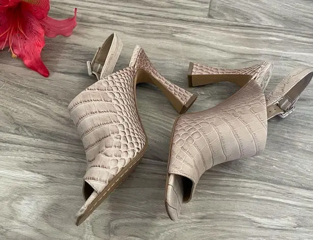 Vince Camuto  nude or pale pink peep toe sandals size 8.5