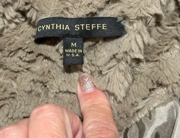 Cynthia Steffe ruffled faux fur beige tan winter coat size medium EUC