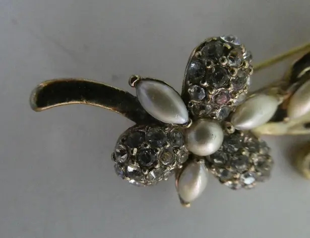 Monet  Vintage Flower Vine Plant Gold Tone Brooch Cluster Rhinestones Pearls Pin