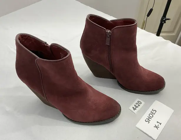 Very Volatile Womans Block Wedge Heel Bootie 7.5 Maroon Suede Side Zip