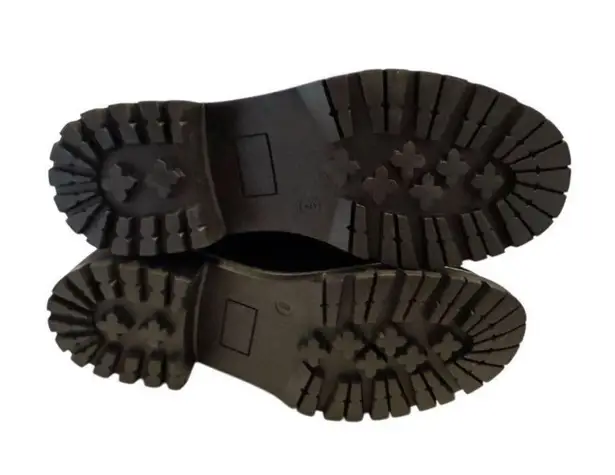 Seven7 Women's Black Ankle Bootie
Round Toe Zip Low Heel Women’s Size 7