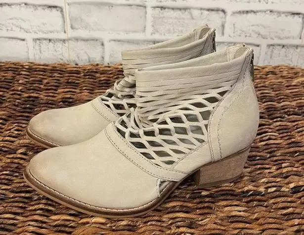 Women’s Rebels beige colored mesh leather style back zip western boots 6