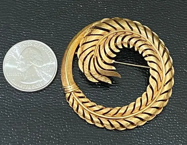 Trifari Vintage 50’s Signed Crown  Gold Tone Wheat Leaf Round Wreath Brooch Pin