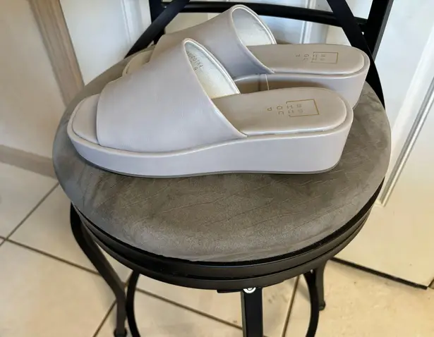 Shu Shop NWOB Size 9 Sandals