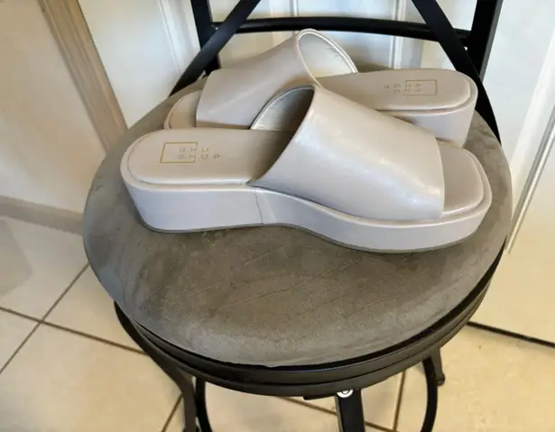 Shu Shop NWOB Size 9 Sandals
