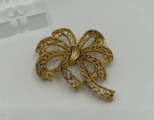 Vintage ribbon brooch pin vtg 1960s filigree ribbon pin Crown Trifari
