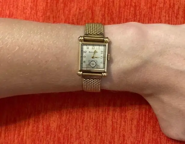 Bulova Women’s rare Swiss made 1946 knickerbocker 10kt RGP wrist watch!