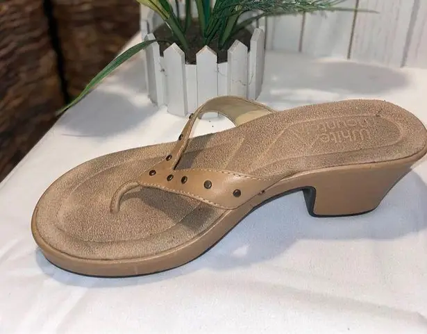 White Mountain  “Bali” Neutral Color Flip/Flop Leather Sandal Size 7M-NWOT