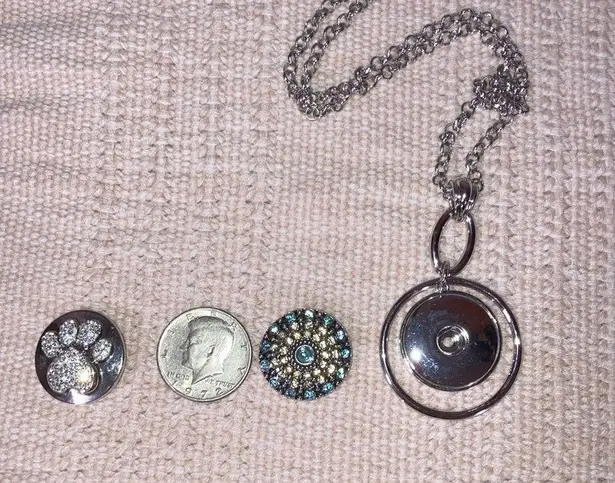 Magnolia and Vine large (30mm) snap pendant with 2 snaps Silver