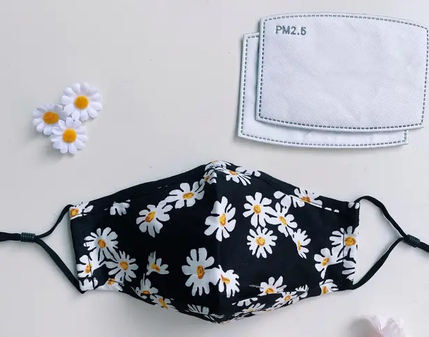 Handmade black daisy face mask + 2 filters
