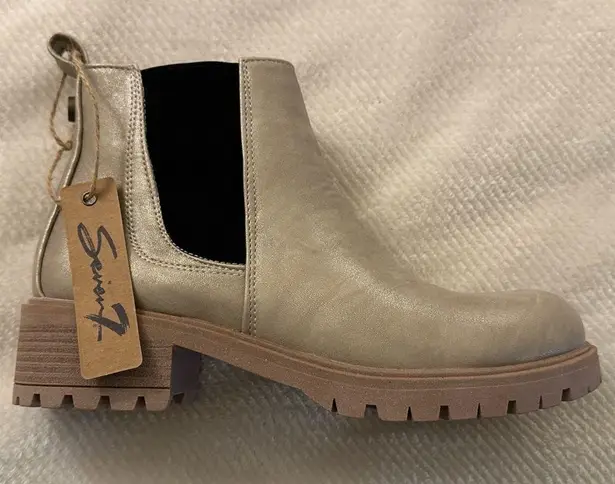Seven7 NWT Billie Chelsea Boot Gold Women’s Sz 9